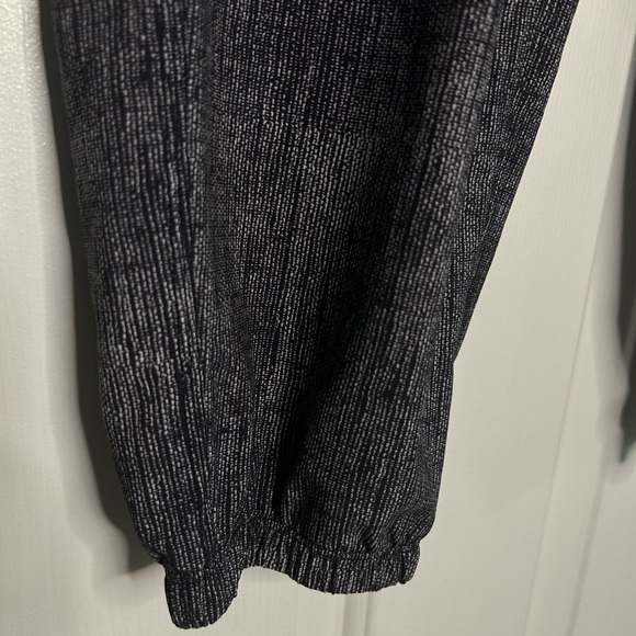 Lululemon Rollin' With My Omies Pant- Burlap Texture Black Dune/ Size 4 (FLAWED) - Picture 9 of 13